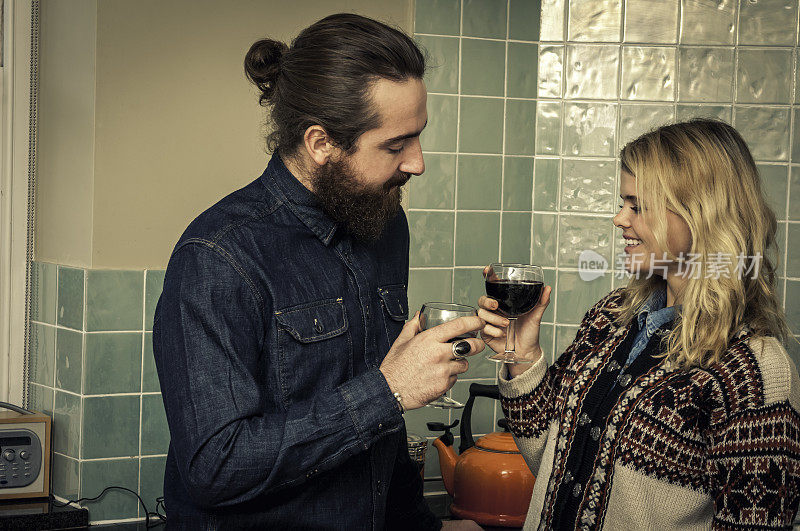 年轻的亲属夫妇在厨房喝葡萄酒- XL